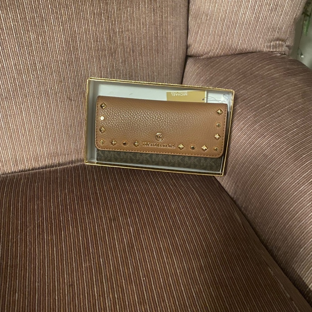 NWT - Michael Kors Jet Set Charm Signature Large Trifold Wallet